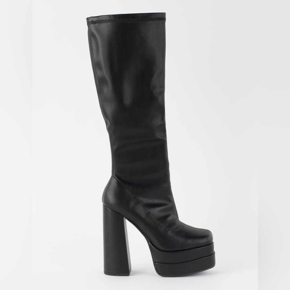 NEW Soda Ferrero platform, black boots, SZ 7. Never worn.